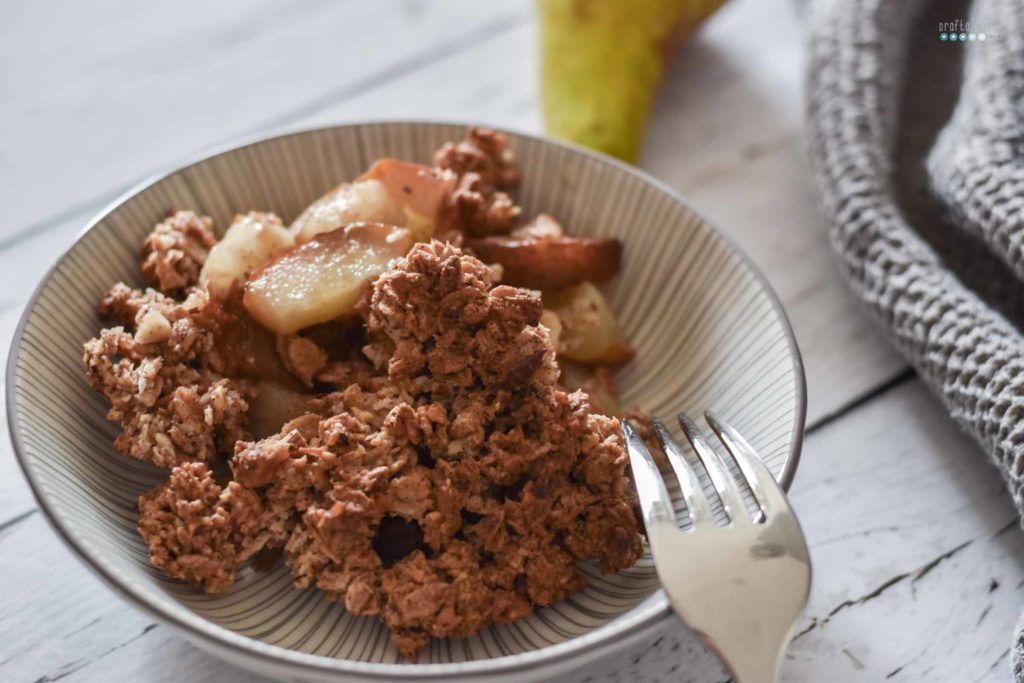 breakfast crumble with nuts and peers