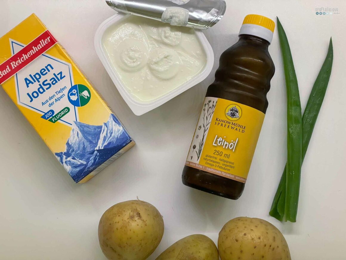 Kartoffeln und Quark boiled potatoes with quark and linseed oil ingredients