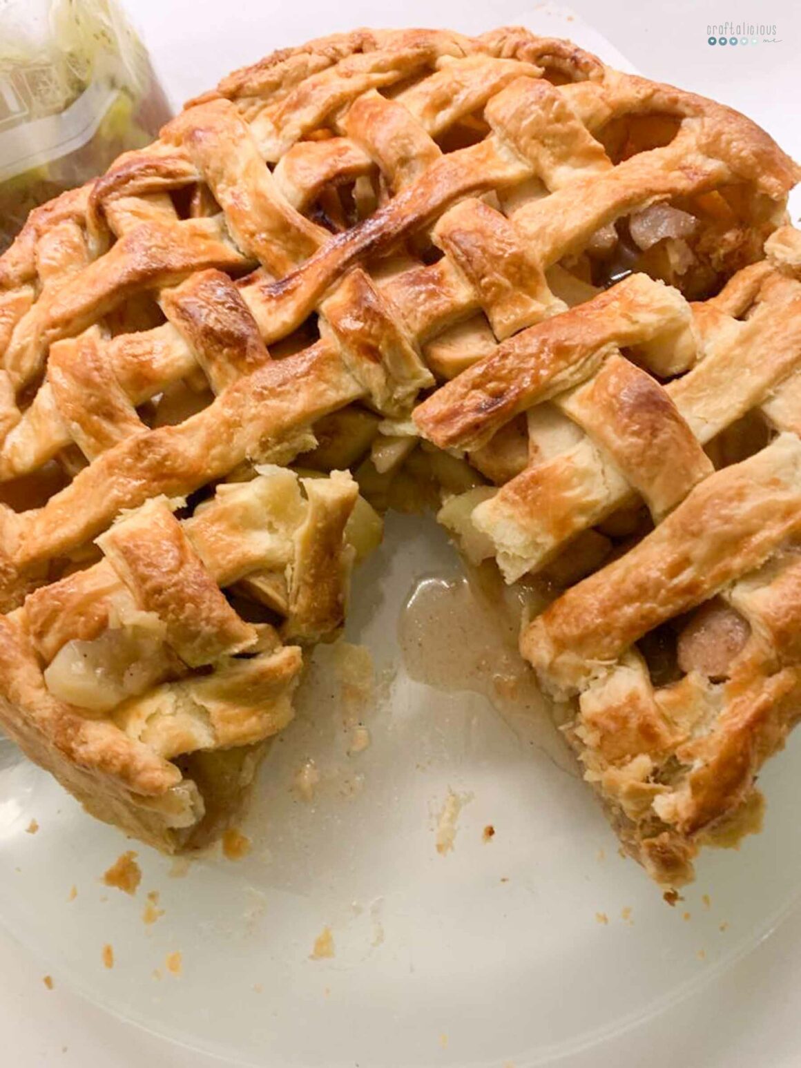 hosting friendsgiving apple pie