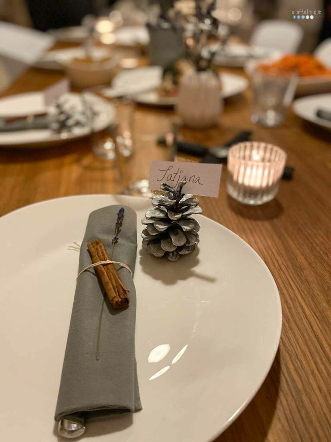 hosting friendsgiving decorations place setting