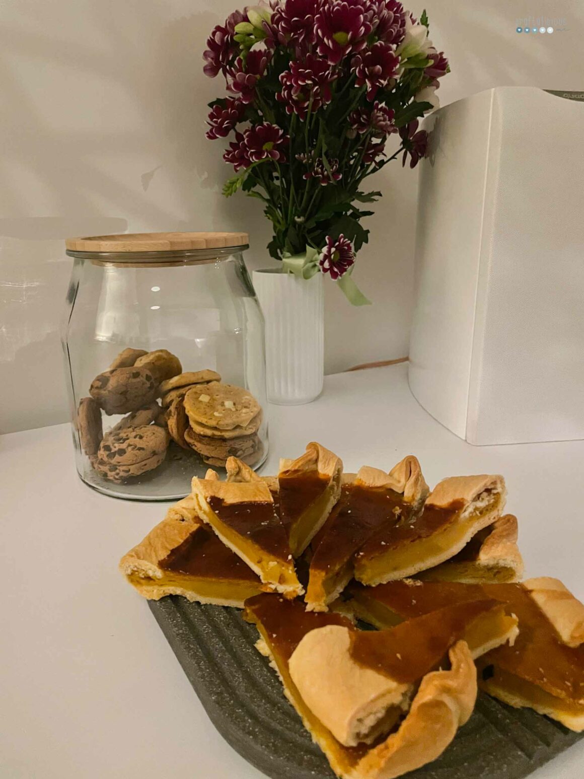 hosting friendsgiving pumpkin pie