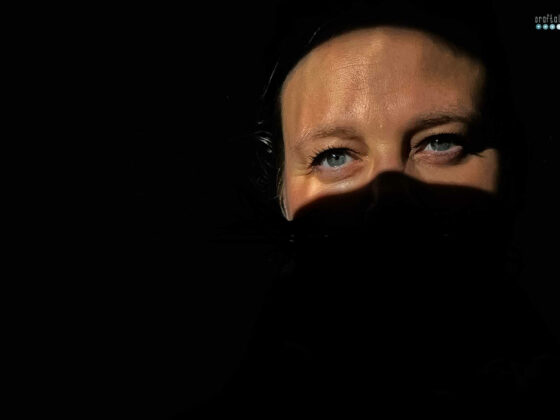 meet the blogger artsy photo of eyes in ray of sunlight