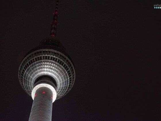 round spottet photo challenge Berliner Fernsehturm at night with red alert lights glowing