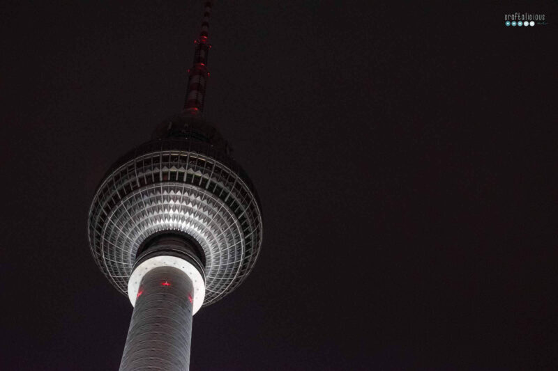 round spottet photo challenge Berliner Fernsehturm at night with red alert lights glowing