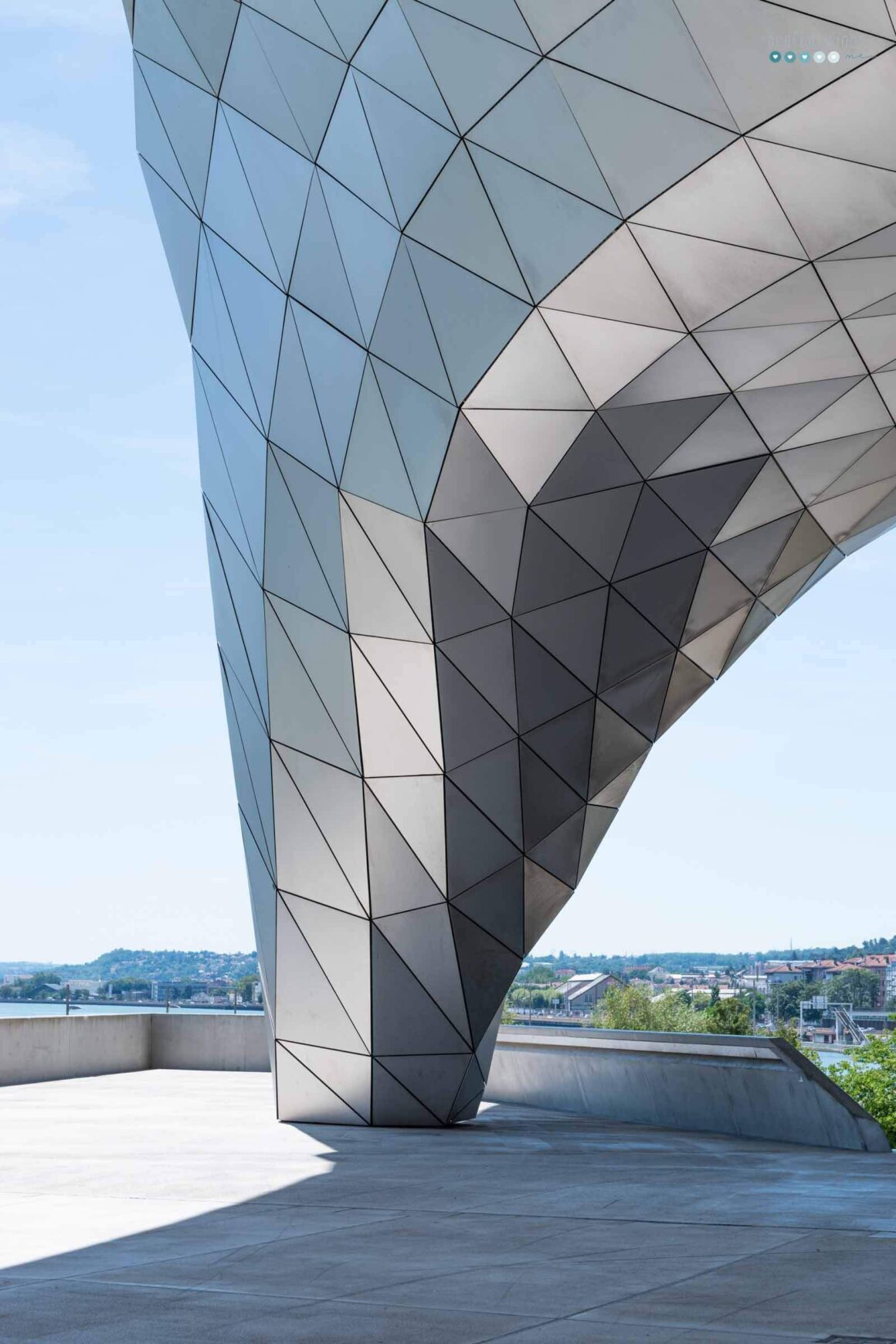 Organic shaped column with reflecting panels in triangle shape