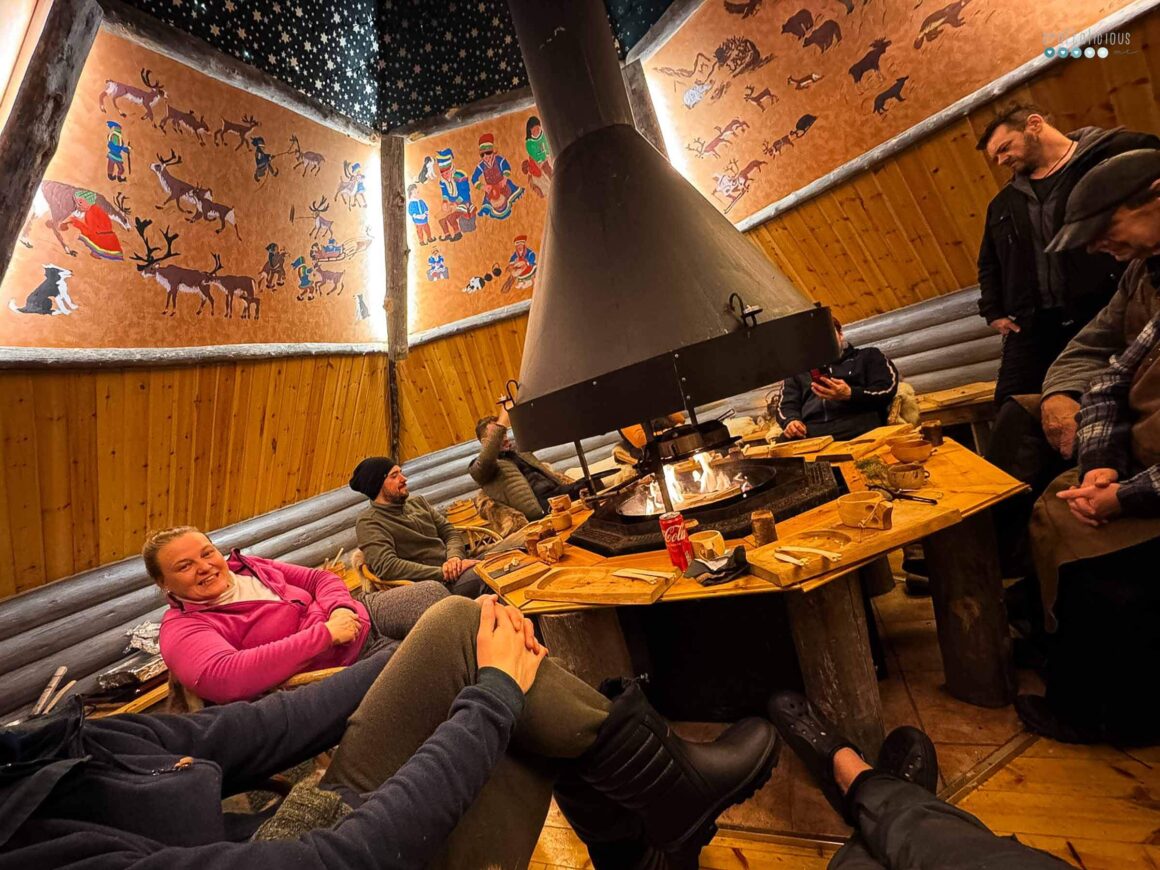 MyArcticAdventure_hero dinner©MikeFuchs